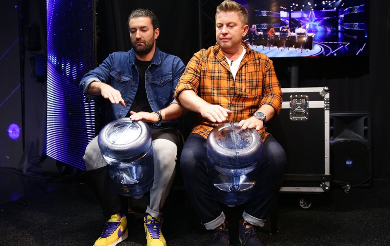 EXCLUSIV/ Smiley și Pavel și-au făcut trupă de toboșari! Imagini inedite din culisele “Românii au talent”