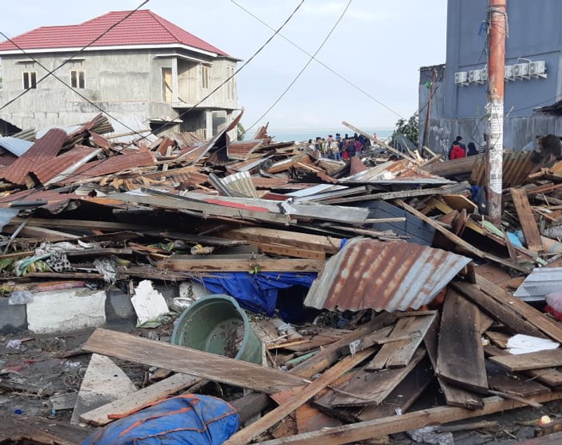 UPDATE / Bilanțul tragediei din Indonezia capătă proporții catastrofale: cel puțin 1.424 de morți. Decedații, înhumați în gropi comune