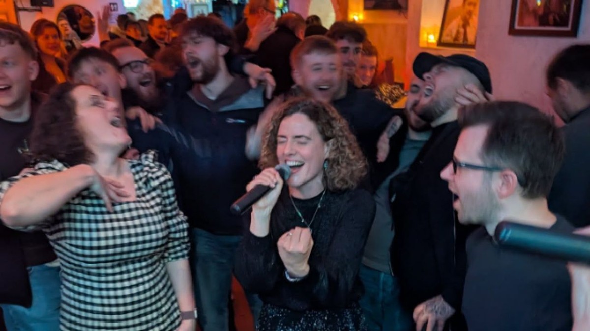 Femei și bărbați se distrează în pubul Alibi din Altrincham