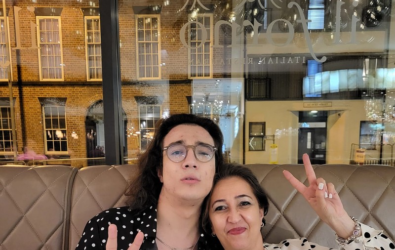Mama lui Theodor Andrei, reprezentantul României la Eurovision 2023, a răbufnit: „E un tânăr cu problemele și cu sensibilitățile lui”. Simona e impresara fiului ei