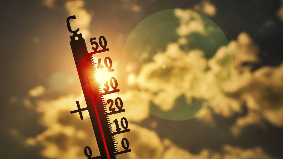 magine simbolică căldură, val de căldură, termometru la soare, 40 de grade Celsius, schimbări climatice, temperatură, căldură, nori, fierbinte