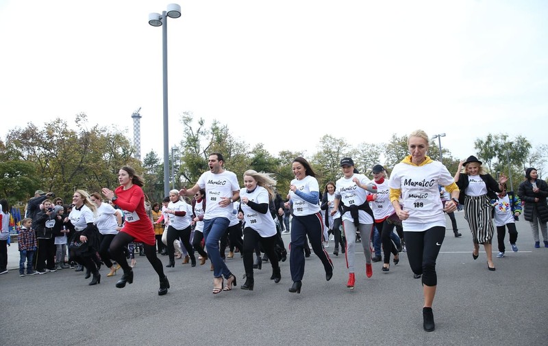 Maraton pe tocuri, în București! La "Maratoc", un eveniment caritabil organizat de actrița Monica Davidescu, au putut participa și bărbați