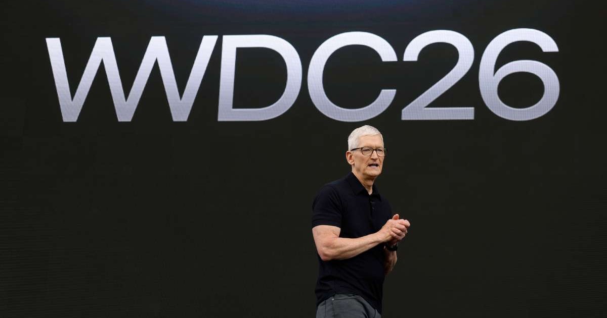 Tim Cook pe scena WWDC2026, în fața logo-ului conferinței pus pe un fundal negru.