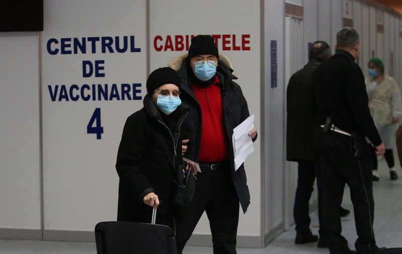 După ce „categoriile esențiale” și-au dedicat 340 de centre de vaccinare, profesorii, vârstnicii și  bolnavii nu mai găsesc locuri și doze