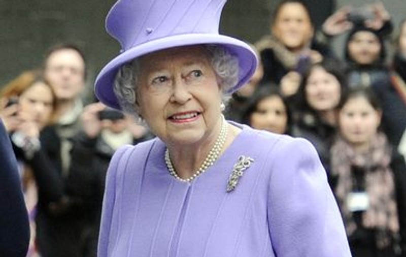 Regina Elizabeth II a fost internată de urgenţă la spital