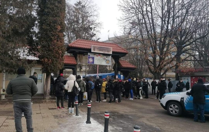 Elevii unui liceu din Bacău care nu ajung până la 8.00 la prima oră sunt ținuți la poartă până la pauză. Prefect: „Măsură irațională”
