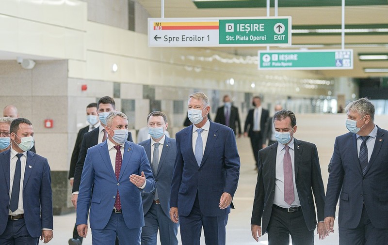 Festivismul de partid și de stat. De ce a ales Klaus Iohannis să călătorească astăzi pentru prima dată cu metroul în București