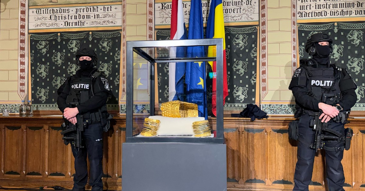 Coiful de la Coţofeneşti şi două brăţări dacice vor fi expuse la Muzeul de Istorie până pe 3 mai, după ce au fost recuperate în urma furtului din Olanda