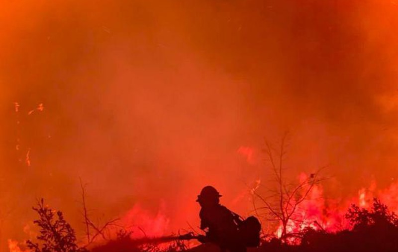 Incendiul uriaș din California creează propriul climat. Cu ce se luptă peste 5.400 de pompieri americani