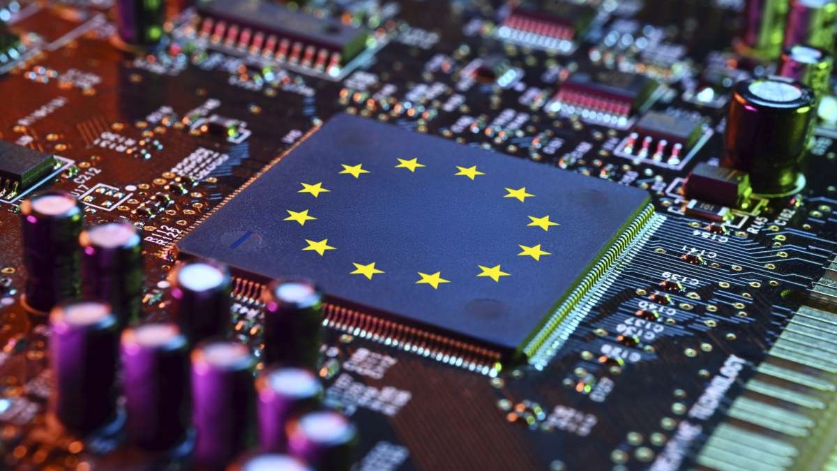 Steagul Uniunii Europene, afișat pe un procesor fixat pe o placă de bază.