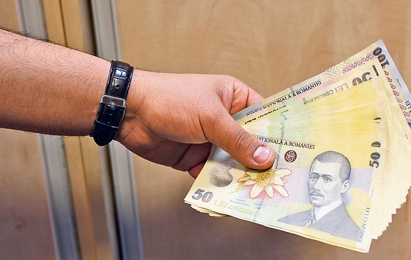 Plățile cash vor fi limitate! Tranzacțiile mari, doar prin intermediul băncilor