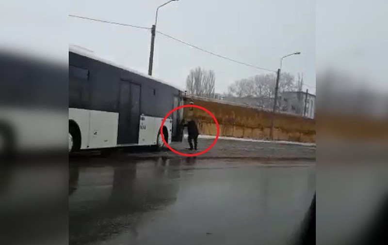 Un autobuz nou din Ploiești a plecat singur de pe loc și a fost la un pas de a lovi doi pietoni. Cum a încercat șoferul să-l oprească / VIDEO