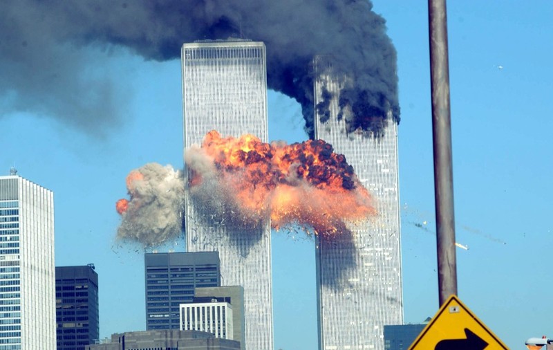 Cele două turnuri gemene de la World Trade Center din New York, în timpul atentatelor de la 11 septembrie 2001. Să văd norii negrii de fum cum ies din clădire