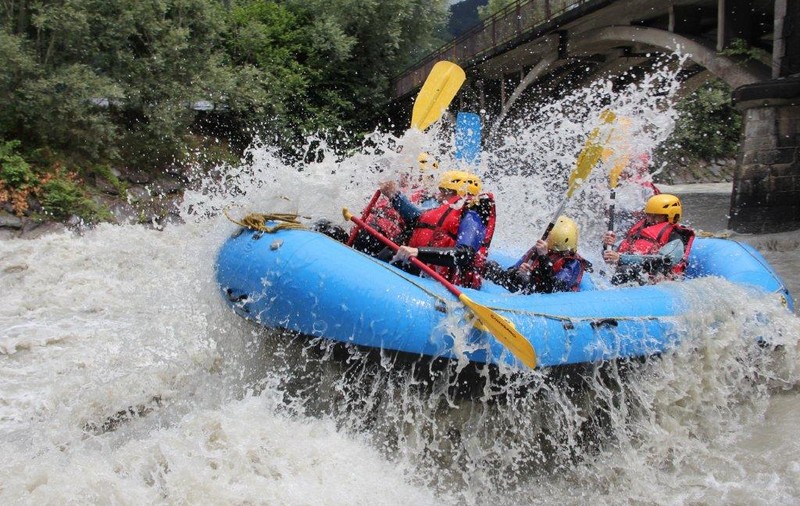 Un instructor de rafting a murit după ce a căzut în râul Jiu