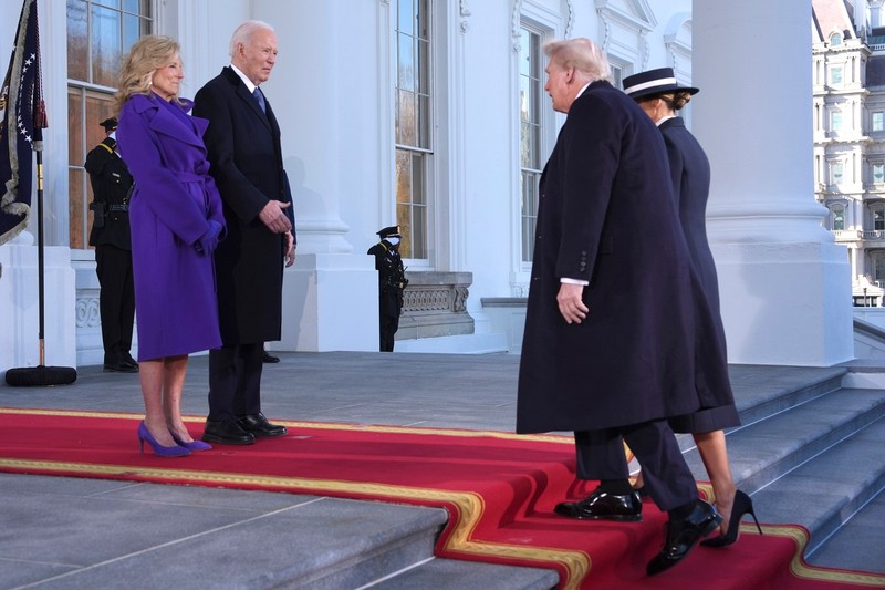 Donald și Melania Trump, întâmpinați la Casa Albă de Joe și Jill Biden Foto: Profimedia