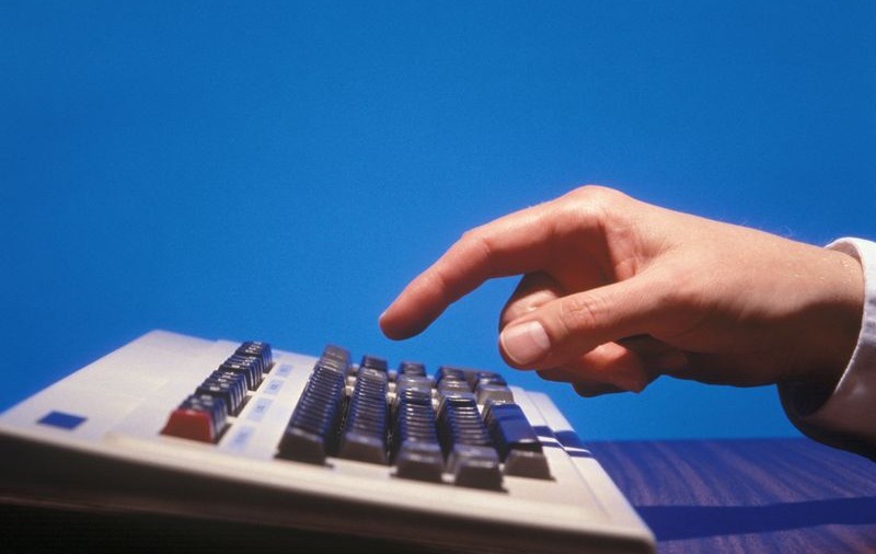 Twitter, atacat de un vierme informatic creat de un pirat de 17 ani