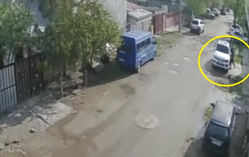 VIDEO | Momentul în care cei doi hoți au furat geanta cu 500.000 de lei din mașina unui afacerist! Au folosit tocul unui pistol