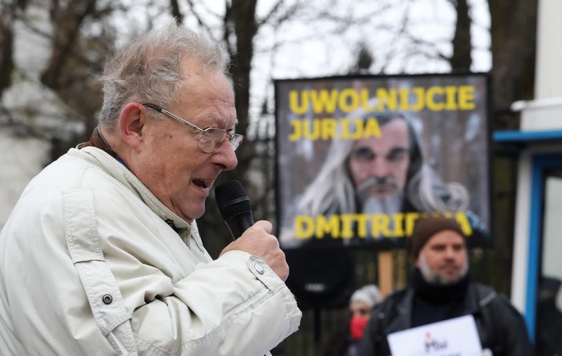 Adam Michnik, unul dintre cei mai curajoși disidenți anticomuniști, spune de ce nu trebuie cedat șantajului lui Putin: „Nu ne-ar rămâne decât să ridicăm mâinile și să ne îndreptăm spre Gulag”