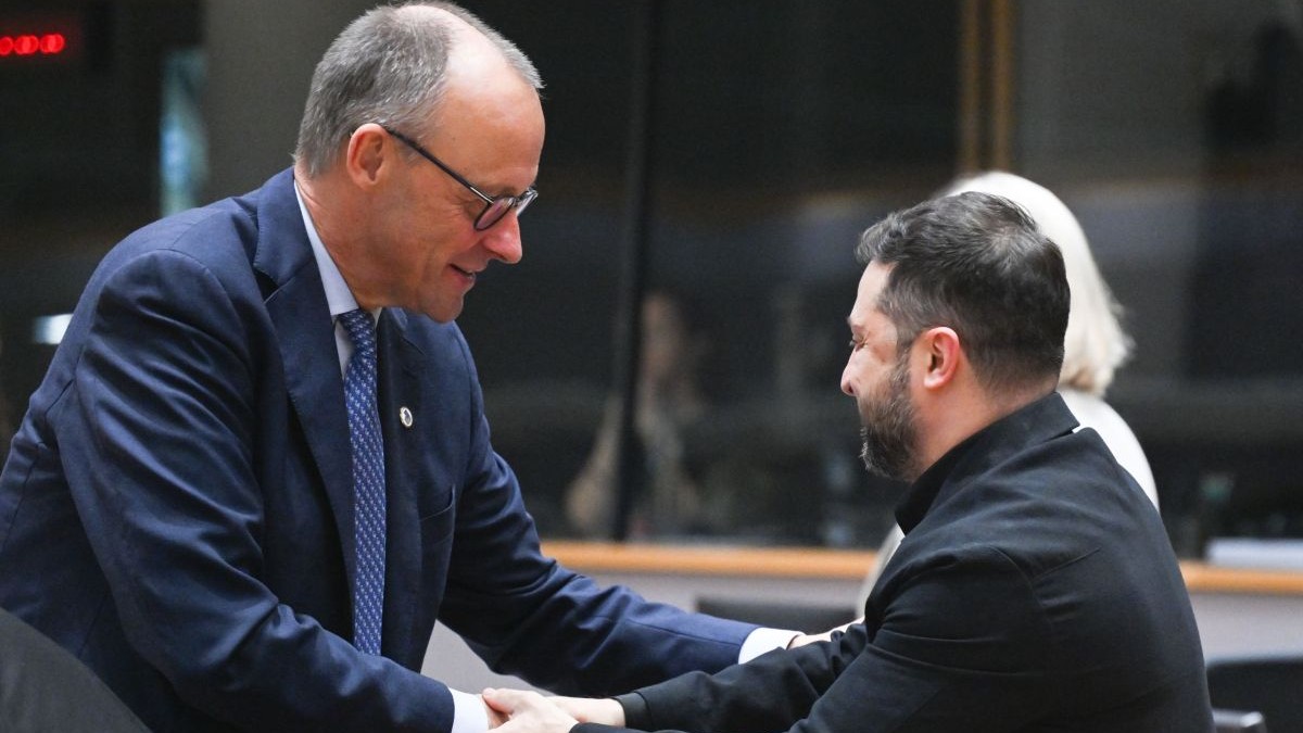 Friedrich Merz dă mâna cu Volodimir Zelenski, 23 octombrie 2025