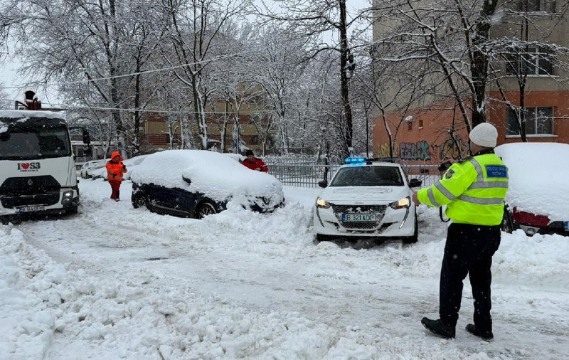Taximetrist găsit mort în maşina de serviciu, pe o stradă din sectorul 1 din București, în mijlocul codului roșu de ninsoare