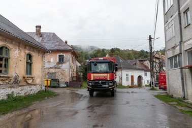 În centrul comunei, pompierii monitorizează curgerea pârâului Foieș | Foto: Vlad Chirea / Libertatea