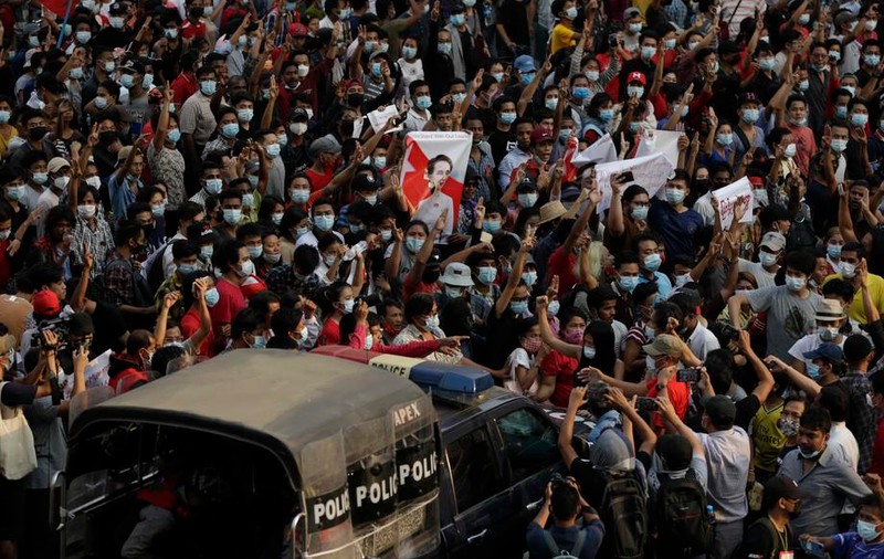 Proteste în Myanmar, după lovitura de stat. Armata a tăiat accesul locuitorilor la internet