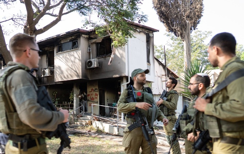 Kibuțul Be'eri. Soldați israelieni inspectează case incendiate de Hamas și caută victime ale masacrului. Imagine cu caracter ilustrativ Sursa foto: Profimedia