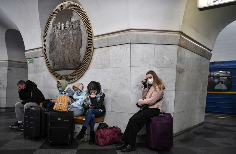 Locuitori din Kiev, la metrou, cu bagajele după ei | Foto: Profimedia