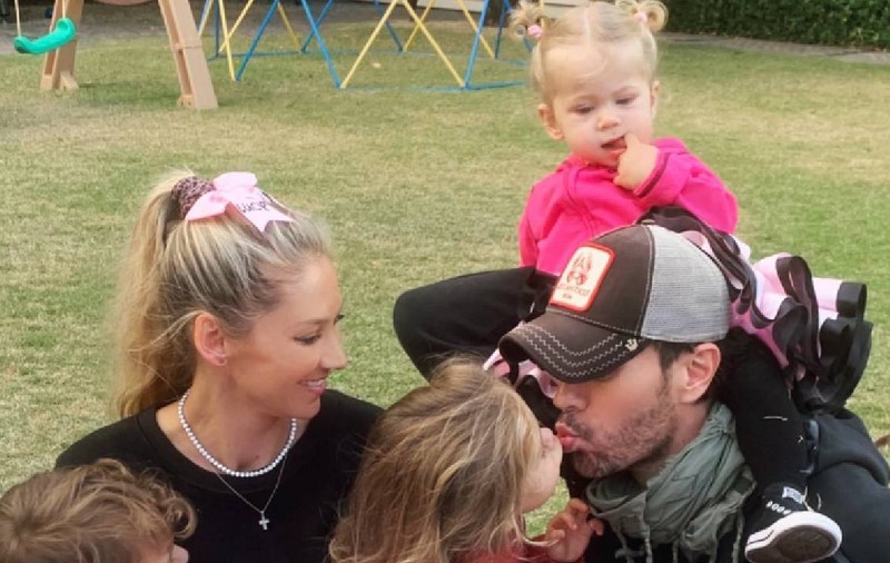 Anna Kournikova și Enrique Iglesias au publicat prima fotografie cu toți cei patru copii
