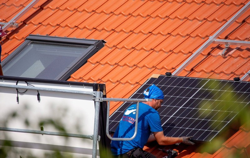 Programul Rabla 2026 finanțează doar mașinile produse în Europa și bateriile. Panourile fotovoltaice, tăiate de pe listă
