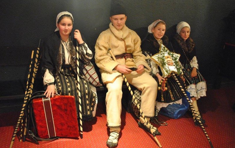 REPORTAJ/Crăciunul în Oltenia: În seara de Ajun, oltenii scormonesc în foc și merg la colindat cu Vicleiul| FOTO