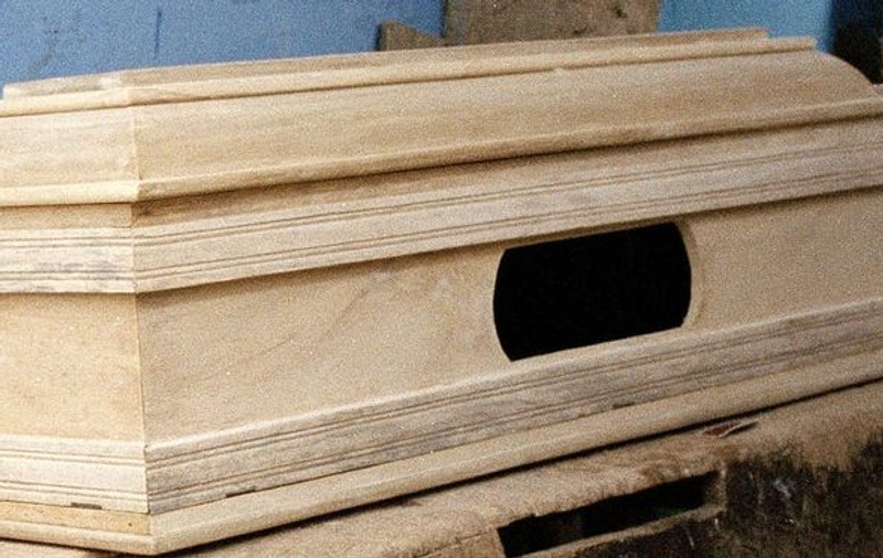 I-a tăiat picioarele mortului pentru a încăpea în sicriu