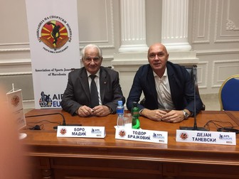 Todor Brajkovici, în dreapta, la o acțiunea a asociației presei sportive din Muntenegru.