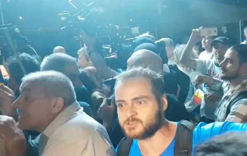 VIDEO/Final de miting. Protestatarii de la #rezist l-au înconjurat pe Dragnea și i-au certat pe pesediști că nu și-au strâns gunoaiele din piață