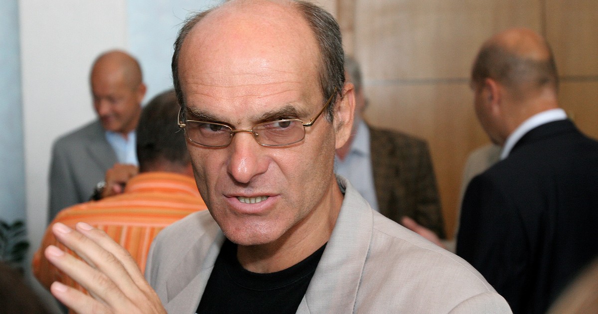 Cristian Tudor Popescu surprins în timp ce gesticulează.
