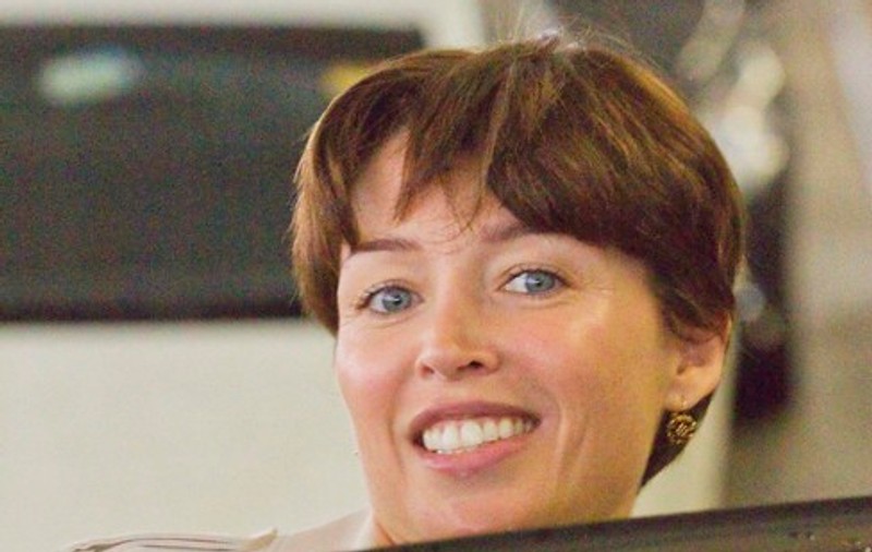 Ce face MACHIAJUL dintr-o divă! Fără smacuri pe față e de nerecunoscut!