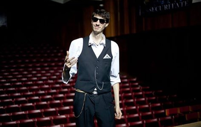 Magicianul de la Românii au Talent a făcut praf două tinere care l-au acuzat că le-a copiat linia de tricouri recent lansate. Satiru Antonio a înjurat ca la ușa cortului