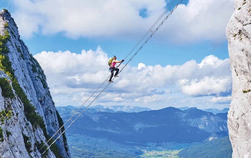 Un britanic a murit după ce s-a dezechilibrat și a căzut în gol de pe „Scara spre rai” din Munții Dachstein, în Austria