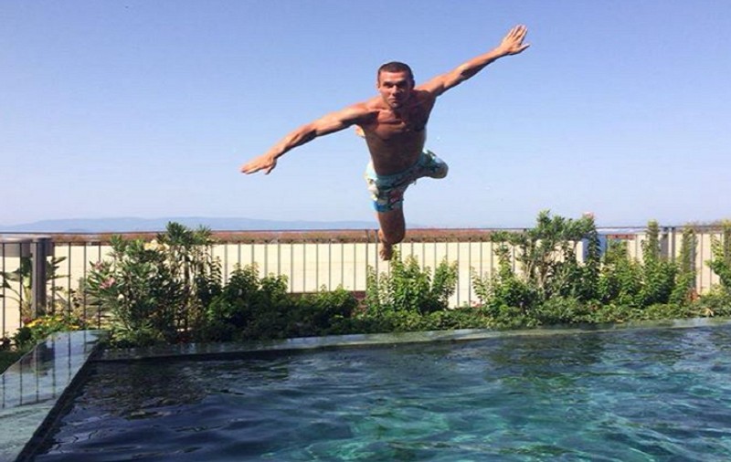 FOTO DE SENZAȚIE / Lukas Podolski zboară precum un vultur în piscină!