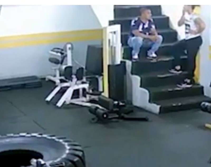 Un culturist și-a bătut fosta iubită pentru că a refuzat să se întoarcă la el. Atac la sala de sport, totul a fost filmat | FOTO