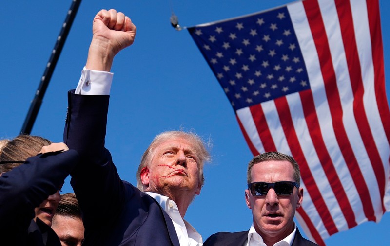 O imagine însângerată și sfidătoare. Cum îl ajută tentativa de asasinat pe Donald Trump în alegerile prezidențiale