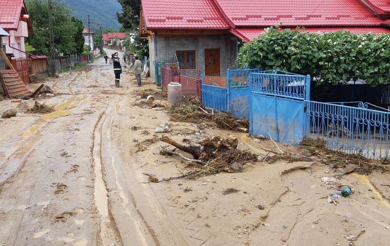 Zeci de gospodării au fost inundate de o viitură, la Vaideeni. Județul Vâlcea este sub avertizare cod portocaliu de inundații/ FOTO&VIDEO