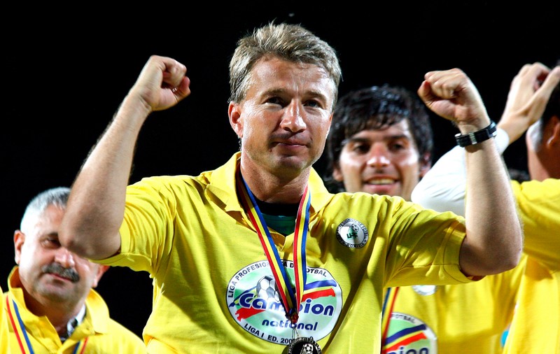 Dan Petrescu, cel mai tare antrenor din Generația de Aur. ”Bursucul”, aproape de al doilea titlu în România