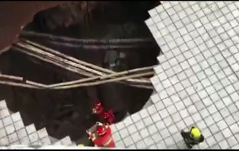 VIDEO | Momentul în care patru chinezi sunt înghițiți de o groapă uriașă formată în asfalt
