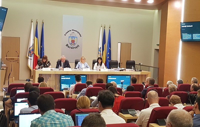 VIDEO/ Ceartă între consilierii generali la Primăria Capitalei. "Nu îți e rușine să vii îmbrăcat așa? Miroși a transpirație"