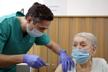 O femeie de peste 80 de ani a devenit persoana vaccinată cu numărul 1 milion din România, miercuri, 3 martie. I-a inoculat serul chiar Valeriu Gheorghiță, medicul care coordonează campania e vaccinare | GOV.RO / MEDIAFAX FOTO