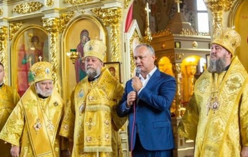 Igor Dodon a fost la biserică înainte de accident. L-au salvat rugăciunile de la ceva mai grav? | VIDEO