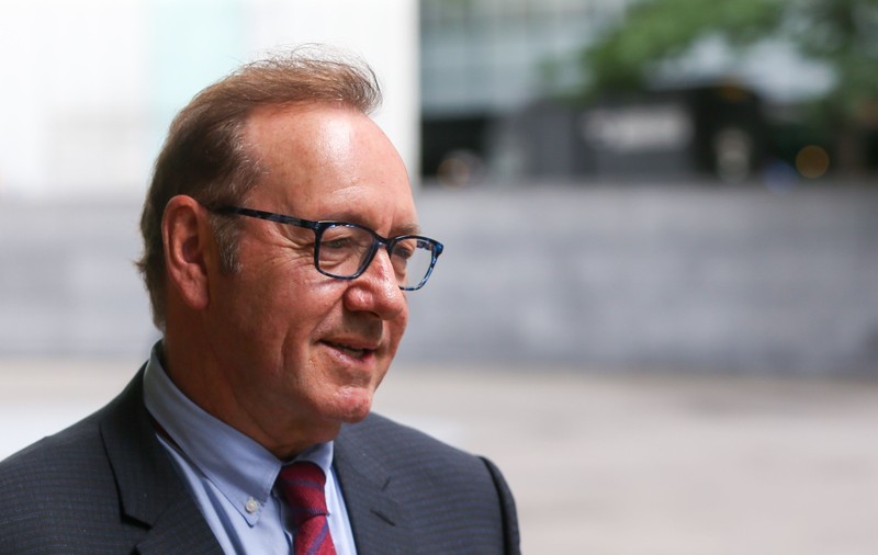 Elton John, martor al apărării în procesul în care Kevin Spacey este acuzat de agresiuni sexuale. Ce au declarat artistul și soțul lui