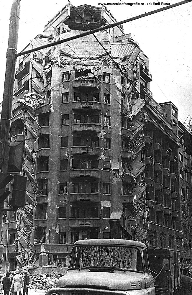Blocul Wilson, imediat după cutremurul din 1977. Foto: Muzeul de Fotografie