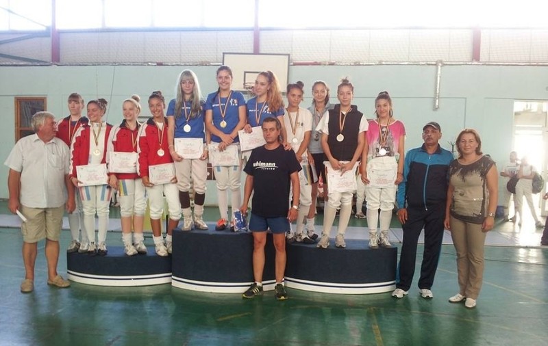 FOTO / CS Dinamo a câștigat CN de spadă pentru juniori, proba feminină pe echipe